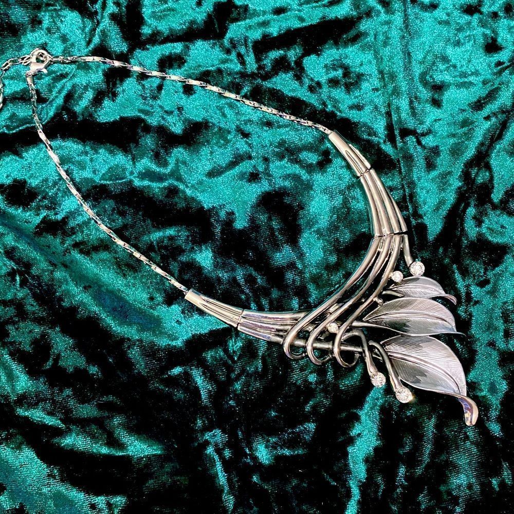 Beautiful metal, leaf, rhinestone silver colored collar necklace